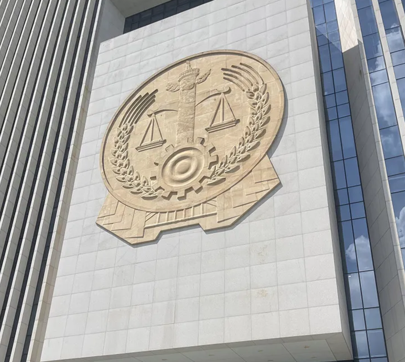 深圳专业继承律师唐云虹以案说法:跨境离婚文书公证认证后，遗产继承如何突破程序桎梏？非婚生子女继承权如何认定？